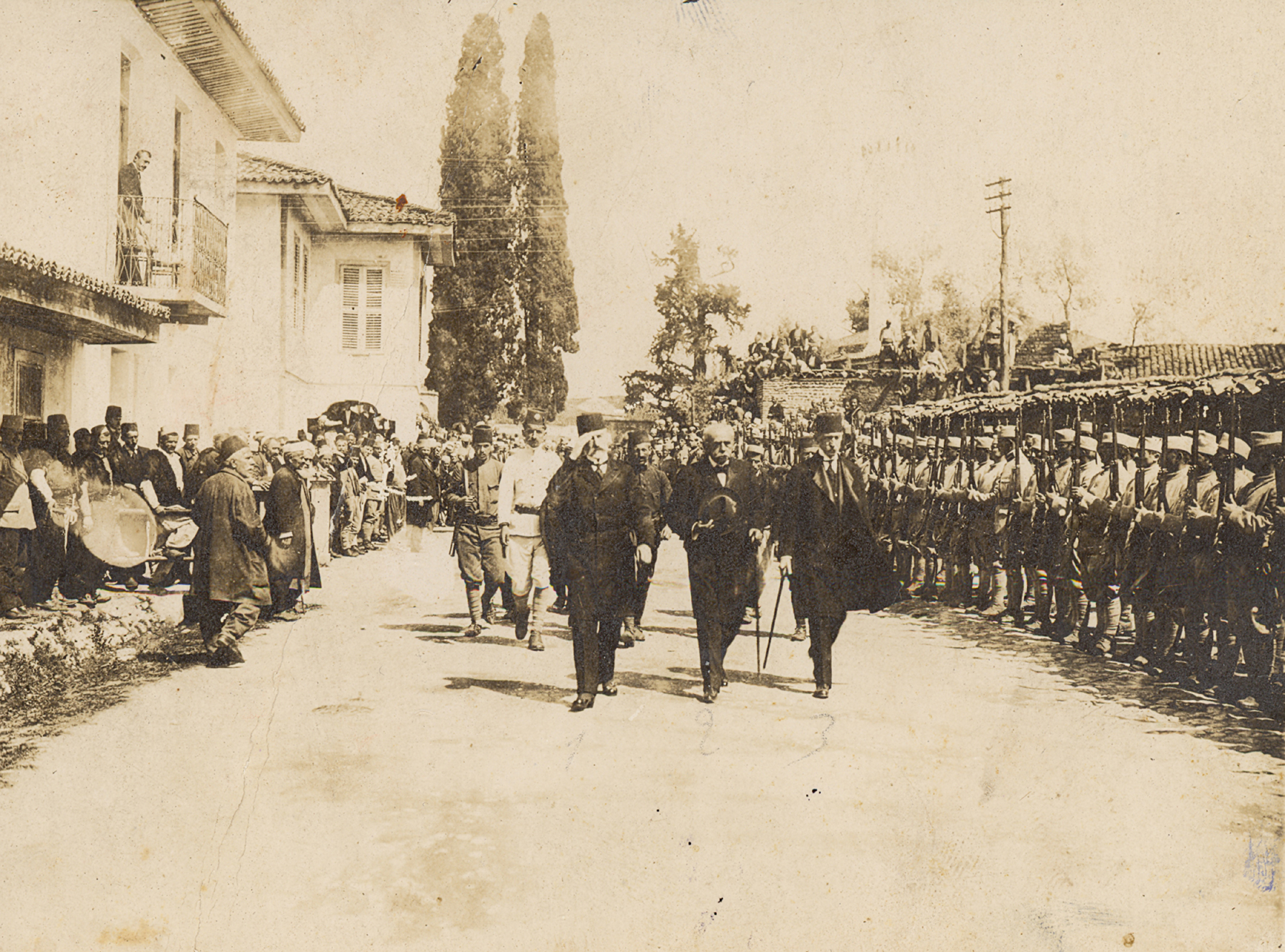 Members of the High Council entering the Regency Building: Aqif Pasha Elbasani, Mihal Turtulli, Abdi Toptani. Drejtoria